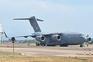 Máy bay quân sự cỡ lớn C-17 của Không quân Ấn Độ tại sân bay Mae Sot. (Ảnh: NBT)