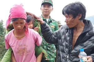 Cháu Xô được bố mẹ đón về sau hai ngày đi lạc trong rừng.