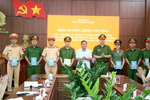 Lãnh đạo UBND tỉnh Lai Châu biểu dương, khen thưởng các lực lượng phá chuyên án.
