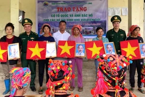 Tặng cờ và ảnh bác cho bà con là hoạt động thiết thực mừng kỷ niệm 135 năm Ngày sinh Chủ tịch Hồ Chí Minh.