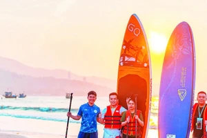 Các bạn trẻ đi SUP đón bình minh tại biển Mân Thái.