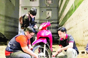Đội Thiện nguyện Phước Lộc Thọ 43 Đà Nẵng hỗ trợ sửa chữa một trường hợp xe máy bị hỏng.