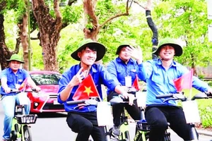 Đoàn viên tham gia hành trình đạp xe qua các cung đường gắn liền với thời niên thiếu của Chủ tịch Hồ Chí Minh. (Ảnh MINH NGUYÊN)
