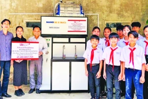 Đại diện Lifestart Foundation tài trợ hệ thống lọc nước sạch tại Trường THCS Quế Long (huyện Quế Sơn, tỉnh Quảng Nam). (Ảnh TRẦN TÂN)
