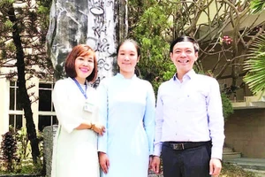 Em Phạm Đoàn Minh Khuê bên thầy, cô giáo Trường trung học phổ thông chuyên Lê Quý Đôn, Đà Nẵng.