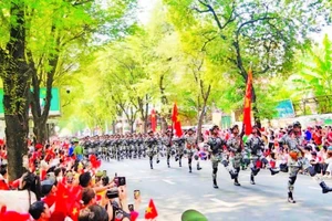 Nhân dân Thành phố Hồ Chí Minh và cả nước hân hoan, trong Lễ kỷ niệm 50 năm Ngày Giải phóng miền nam, thống nhất đất nước. (Ảnh THẾ ANH)