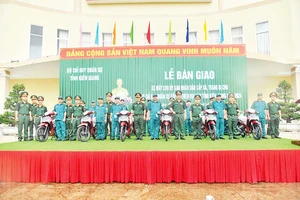 Lãnh đạo Bộ Chỉ huy quân sự tỉnh Kiên Giang bàn giao xe máy cho đại diện Ban Chỉ huy quân sự các xã trên địa bàn tỉnh. 