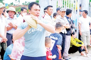 Trò chơi pháo đất thu hút nhiều bạn trẻ ở xã Đông Cường (huyện Đông Hưng, tỉnh Thái Bình) tham gia.