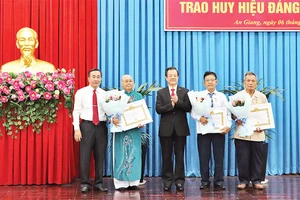 Lãnh đạo tỉnh An Giang trao Huy hiệu Đảng tặng các đảng viên cao tuổi đảng.