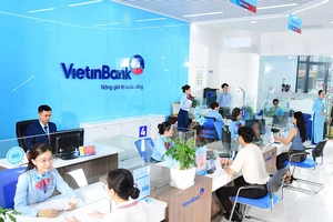 Khách hàng giao dịch tại chi nhánh Ngân hàng VietinBank.