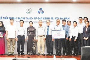 Trường đại học Bách Khoa, Đại học Quốc gia Thành phố Hồ Chí Minh tiếp nhận sách do Tiến sĩ Võ Tá Hân (người Việt Nam tại Mỹ) tặng.