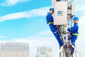 Các kỹ thuật viên của VNPT lắp đặt trạm phát sóng Vinaphone 5G.