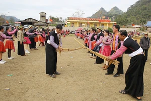 Nhân dân bản Tà Số, xã Chiềng Hắc, huyện Mộc Châu tổ chức các hoạt động giao lưu văn hóa, văn nghệ.