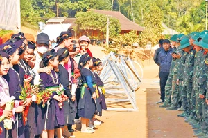 Nhân dân làng Át Thượng, xã Minh Xuân, huyện Lục Yên, tỉnh Yên Bái lưu luyến chia tay cán bộ, chiến sĩ Trung đoàn 174, Sư đoàn 316, Quân khu 2.