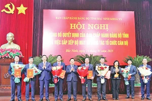 Thường trực Tỉnh ủy Bắc Ninh trao quyết định, tặng hoa chúc mừng lãnh đạo Ban Tuyên giáo và Dân vận Tỉnh ủy.