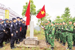 Cán bộ, chiến sĩ Đồn Biên phòng Ba Sơn, Cao Lộc, Lạng Sơn (Việt Nam) phối hợp với Đại đội quản lý biên giới Ninh Minh, Quảng Tây (Trung Quốc) tiến hành hoạt động kiểm tra cột mốc biên giới.