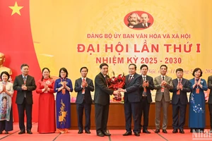 Bí thư Đảng ủy Quốc hội, Chủ tịch Quốc hội Trần Thanh Mẫn trao quyết định, tặng hoa cho Ban Chấp hành Đảng bộ Ủy ban Văn hóa và xã hội nhiệm kỳ 2025-2030.