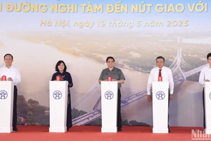 Thủ tướng Phạm Minh Chính và các đại biểu thực hiện nghi thức khởi công xây dựng cầu Tứ Liên và đường hai đầu cầu.