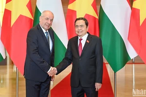 Chủ tịch Quốc hội Trần Thanh Mẫn và Tổng thống Hungary Sulyok Tamas. 
