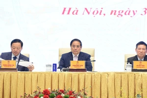 Thủ tướng Chính phủ Phạm Minh Chính, các Phó Thủ tướng Trần Hồng Hà, Hồ Đức Phớc chủ trì Tọa đàm.