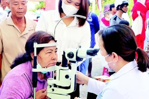 Người dân có hoàn cảnh khó khăn ở huyện Tân Hồng được khám bệnh, phát thuốc miễn phí nhân “Tháng Nhân đạo”.