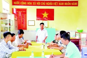 Chi bộ ấp Trường Đông B tổ chức sinh hoạt định kỳ, thảo luận giải pháp phát triển kinh tế-xã hội địa phương.