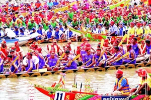 Lễ hội đua ghe Ngo Ok Om Bok của đồng bào Khmer Nam Bộ được công nhận Di sản văn hóa phi vật thể quốc gia. (Ảnh NGUYỄN PHONG)