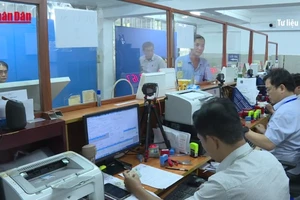 [Video] Thành phố Hồ Chí Minh: Thuận lợi khi sang tên, đổi biển số xe qua ứng dụng VNeID