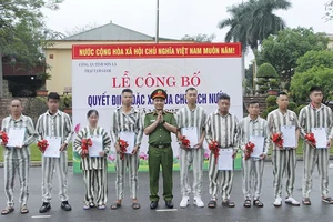 Đại diện lãnh đạo Phòng Thi hành án hình sự và hỗ trợ tư pháp trao quyết định đặc xá cho các phạm nhân trong dịp này.