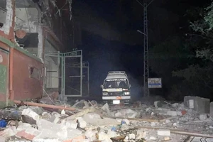 Tòa nhà bị phá hủy sau vụ tấn công bằng tên lửa của Ấn Độ tại Muzaffarabad thuộc khu vực Kashmir do Pakistan quản lý, ngày 7/5/2025. (Ảnh: THX/TTXVN).