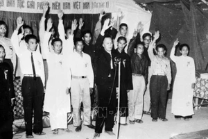 Các thành viên Ủy ban Trung ương Mặt trận dân tộc giải phóng miền nam tuyên thệ trong lễ thành lập Mặt trận. (Ảnh: TTXVN)