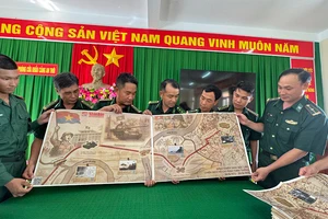 Cán bộ, chiến sĩ hồ hởi xếp hình bản đồ đường tiến công trong chiến dịch Hồ Chí Minh.