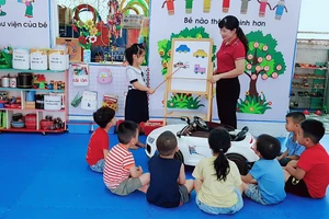 Một giờ dạy của giáo viên mầm non ở Nghệ An. (Ảnh THÀNH CHÂU)