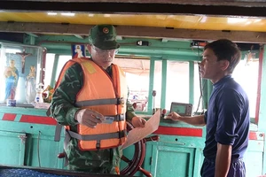 Bộ đội Biên phòng Nghệ An kiểm tra hồ sơ thuyền viên và giấy tờ liên quan.
