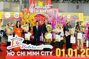 Lãnh đạo thành phố và sở du lịch chúc mừng những vị khách may mắn trên chuyến bay VN10 từ Pháp đến Thành phố Hồ Chí Minh của Hãng Hàng không Quốc gia Vietnam Airlines.