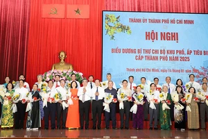 Lãnh đạo Thành phố Hồ Chí Minh tặng hoa và biểu trưng cho các đồng chí Bí thư chi bộ khu phố, ấp tiểu biểu.