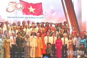 Các đại biểu chụp ảnh lưu niệm với các cá nhân tiêu biểu trong lễ tôn vinh. (Ảnh M.H)