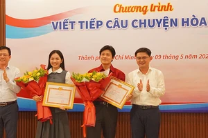 Nhạc sĩ Nguyễn Văn Chung và ca sĩ Duyên Quỳnh nhận Giấy khen của Ban Tuyên giáo và Dân vận Thành ủy Thành phố Hồ Chí Minh. (Ảnh: HT)
