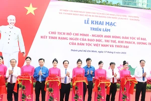 Nghi thức cắt băng khai mạc triển lãm. (Ảnh: NT)