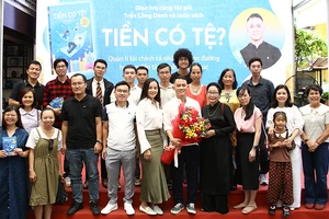 Khách mời, độc giả chụp ảnh lưu niệm với tác giả Trần Công Danh (ôm hoa) sau buổi giao lưu (Ảnh: NXB Kim Đồng).