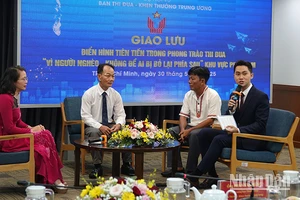 Giao lưu với các điển hình trong chương trình. (Ảnh M.H)