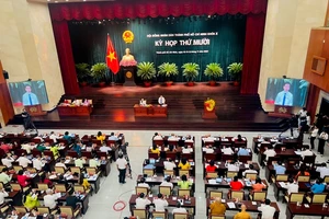 Toàn cảnh kỳ họp thứ 10 của Hội đồng nhân dân Thành phố Hồ Chí Minh khóa X khai mạc sáng 10/7. (Ảnh: TÙNG QUANG)