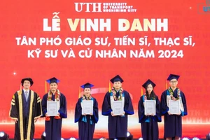 Lãnh đạo nhà trường vinh danh các học viên, sinh viên có thành tích xuất sắc năm 2024.