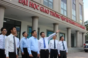 Lãnh đạo nhà trường giới thiệu về hệ thống cơ sở vật chất, công tác đào tạo, nghiên cứu khoa học với lãnh đạo Bộ Giao thông vận tải.