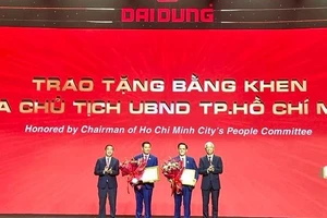 Lãnh đạo thành phố trao Bằng khen về những đóng góp tích cực của Tập đoàn Đại Dũng đối với sự nghiệp phát triển của Thành phố Hồ Chí Minh.