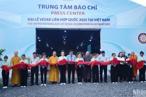 Các đại biểu cắt băng khánh thành Trung tâm Báo chí phục vụ công tác tuyên truyền Đại lễ Vesak 2025