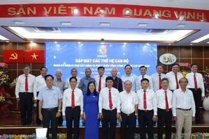 Lãnh đạo EVNSPC qua các thời kỳ và tập thể lãnh đạo đơn vị hiện tại chụp hình lưu niệm tại chương trình họp mặt. (Ảnh: EVNSPC)