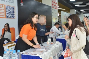 Các sinh viên tham gia tìm hiểu, thông tin về ngành nghề tại chương trình.