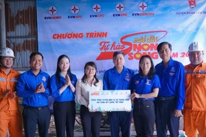 Tuổi trẻ các đơn vị khánh thành hệ thống điện an toàn tại tuyến hẻm thuộc ấp Bình Trường 3, xã Bình Khánh (Ảnh: DUY ĐOÀN)