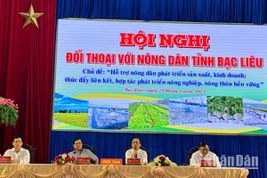Lãnh đạo chủ chốt tỉnh Bạc Liêu dự hội nghị đối thoại với nông dân. (Ảnh Trọng Duy).